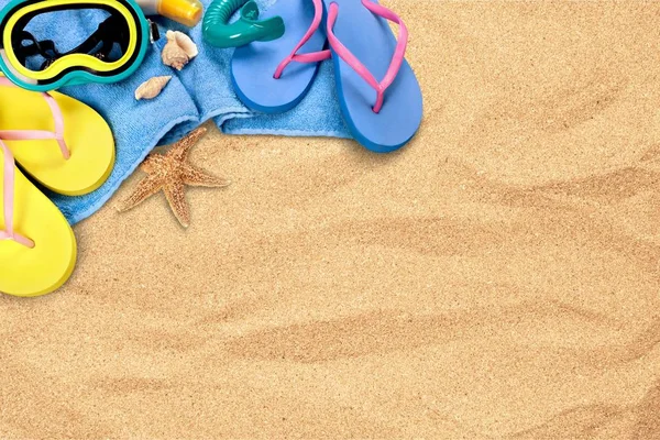 Akcesoria plażowe na piasku — Zdjęcie stockowe