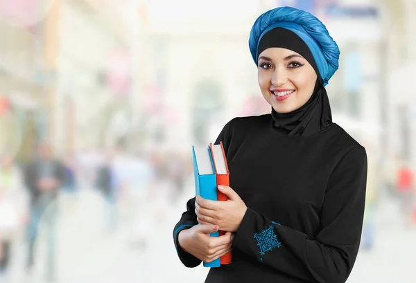 O tânără musulmană cu caiete — Fotografie, imagine de stoc