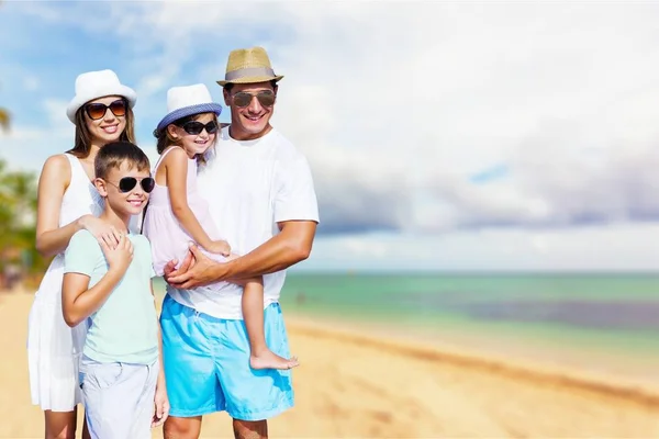 Glückliche Familie im Urlaub — Stockfoto