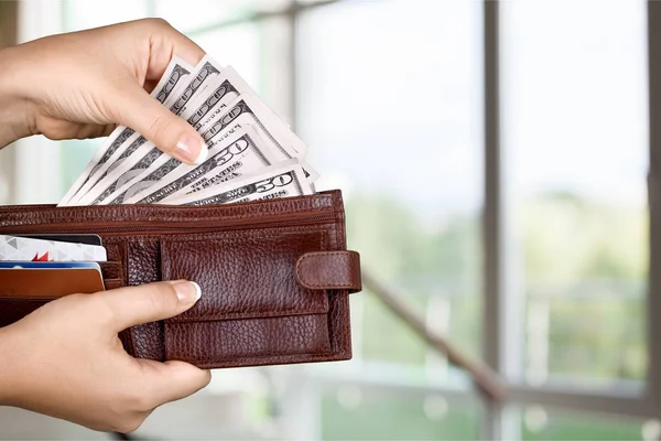 Ženské ruce drží peněženku s dolary — Stock fotografie