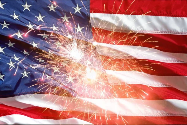 Πυροτεχνήματα με φόντο την αμερικανική σημαία — Φωτογραφία Αρχείου