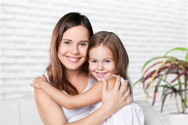 Mãe e filha abraçando — Fotografia de Stock