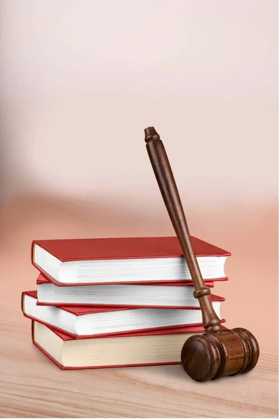 Books and wooden gavel on table — Stock Photo, Image