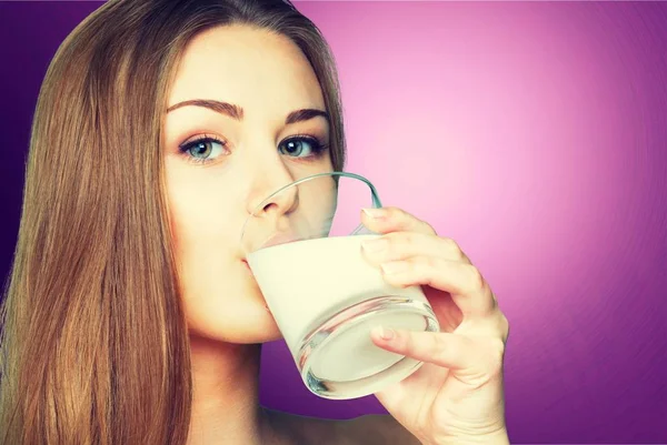 Joven bebiendo leche — Foto de Stock