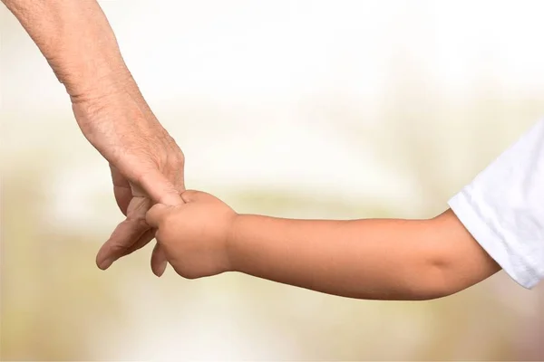 Pai segurando mão do bebê — Fotografia de Stock