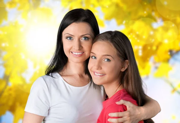 Mor och hennes yngre dotter kramas — Stockfoto