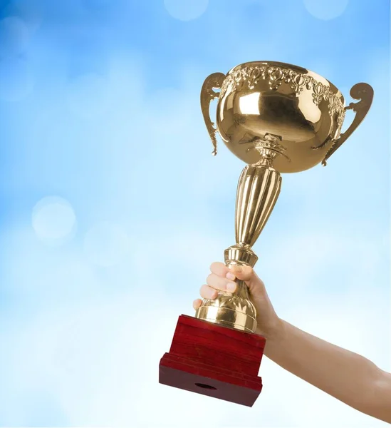 Mãos segurando troféu dourado — Fotografia de Stock