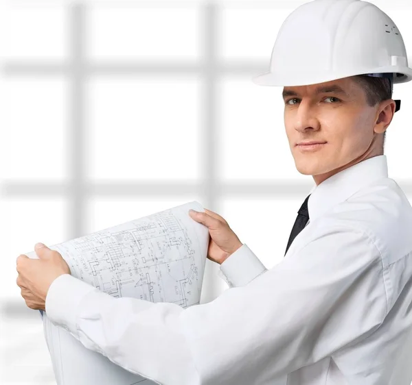 Fokuserade man i vita hardhat — Stockfoto