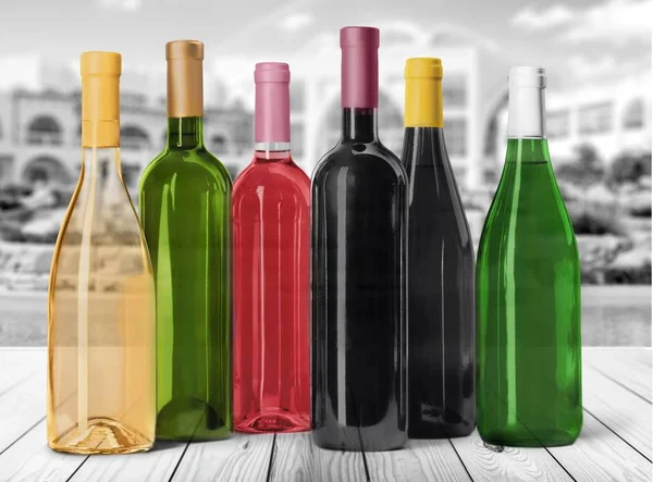 Винные бутылки в ряд изолированы — стоковое фото