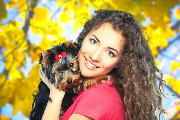 Chica joven sosteniendo perro —  Fotos de Stock