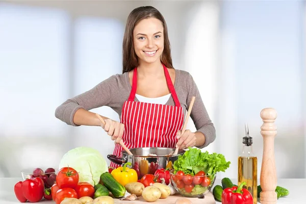 Mulher bonita com legumes frescos — Fotografia de Stock