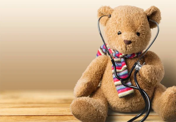 可爱的泰迪熊抱着听诊器. — 图库照片