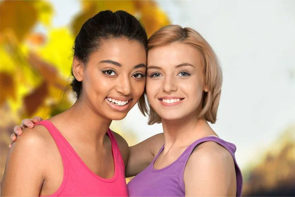 Mulheres bonitas sorrindo ao ar livre — Fotografia de Stock