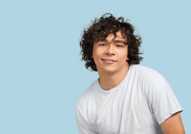 kıvırcık siyah saçlı adam