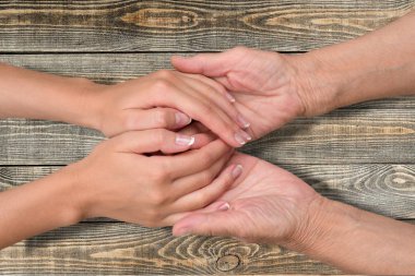 yaşlı ve genç eller 