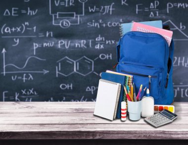 Arka plan üzerinde okul sırt çantası.