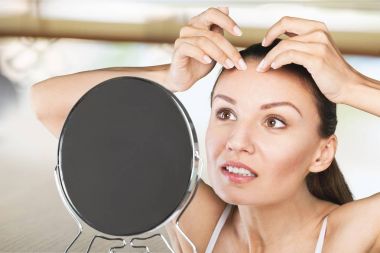 çekici bir kadın yüzüne dokunmak