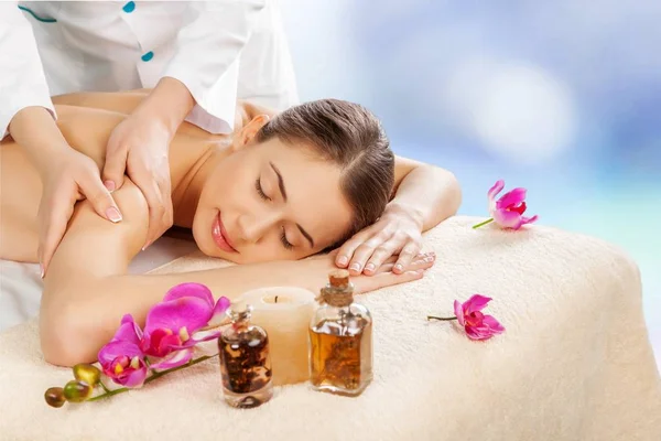 Жінка розслабляється з масажем — стокове фото