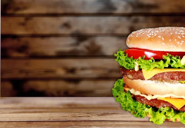 Leckerer Hamburger im Hintergrund, — Stockfoto