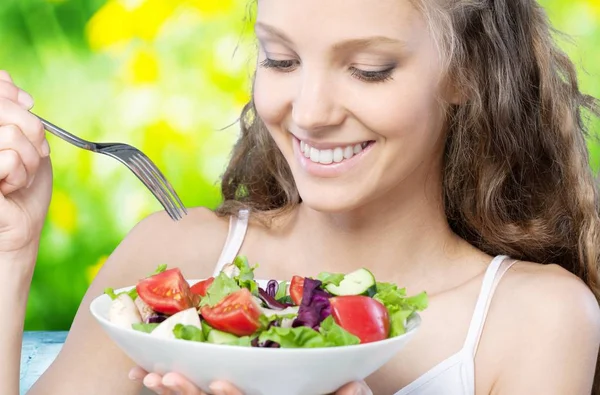 Aantrekkelijke vrouw met salade — Stockfoto