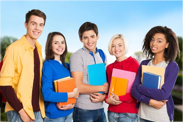 Grupo de estudantes com livros — Fotografia de Stock