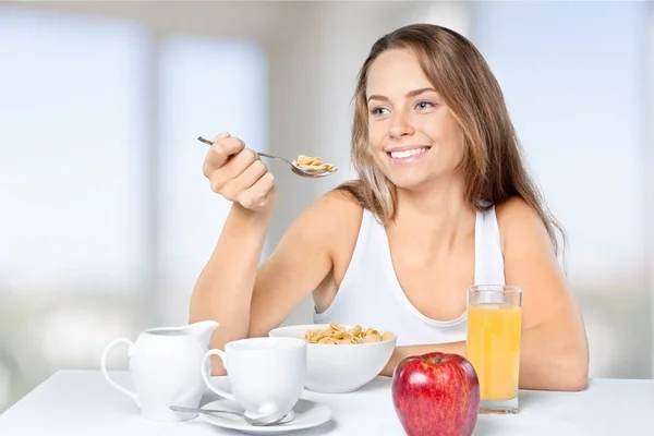 Woman enjoying breakfast — Stock Photo, Image