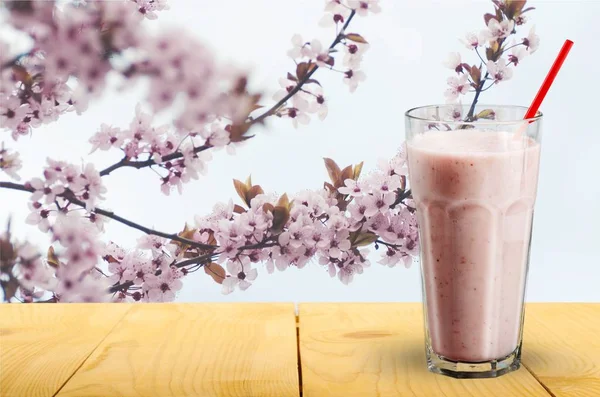 Vaso de batido de fresa aislado —  Fotos de Stock