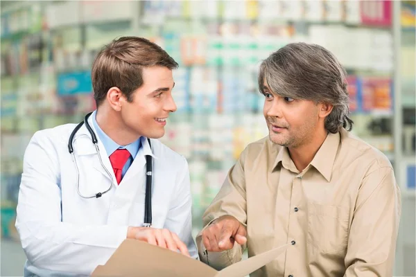 Médico que prescreve medicamentos ao paciente — Fotografia de Stock