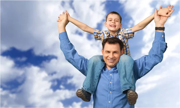 Vater hält Sohn auf Schultern — Stockfoto