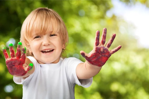 Holčička s barevné malované ruce — Stock fotografie