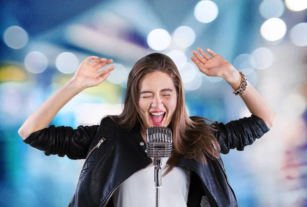 Şarkı söyleyen genç kadın — Stok fotoğraf