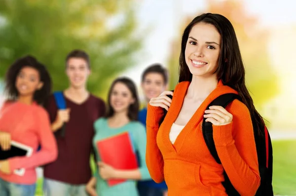 Grupo de estudiantes con libros — Foto de Stock