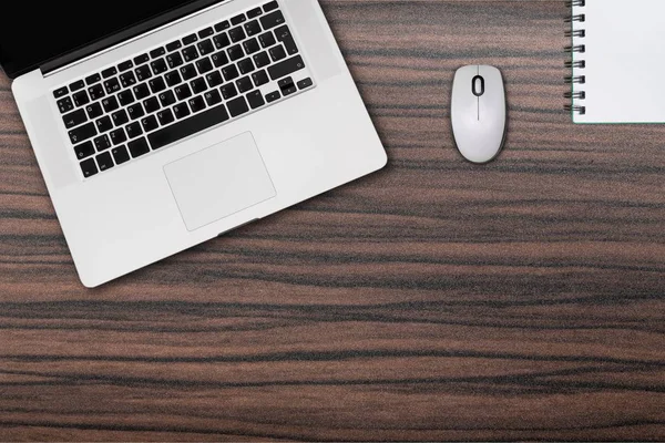 Kavramsal çalışma alanı, dizüstü bilgisayar ve fare 