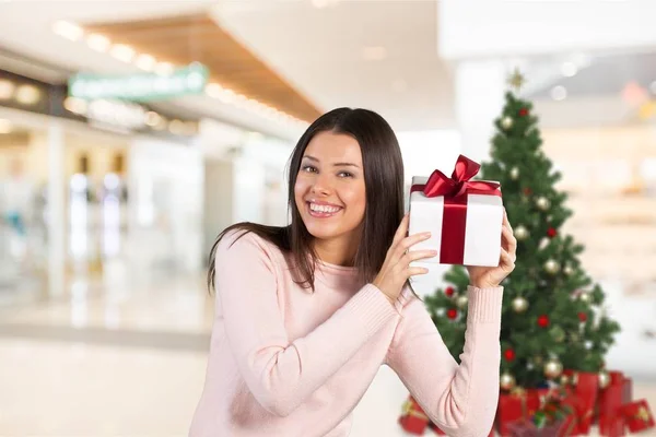 Hermosa mujer con regalo de Navidad — Foto de Stock