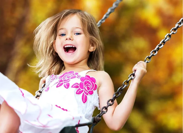 Niña divirtiéndose en swing — Foto de Stock