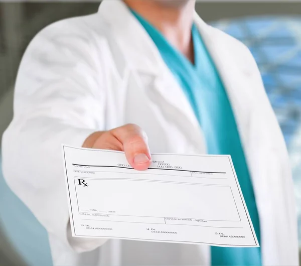 Doctor mano dando prescripción al paciente — Foto de Stock