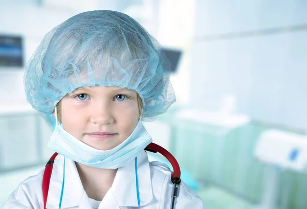 Menina médico bonito — Fotografia de Stock