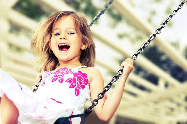 A kislány a swing szórakozás — Stock Fotó