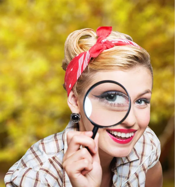 Blond kvinna med förstoringsglas — Stockfoto