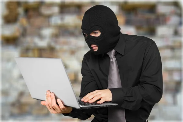 Man in zwarte shirt met behulp van laptop — Stockfoto