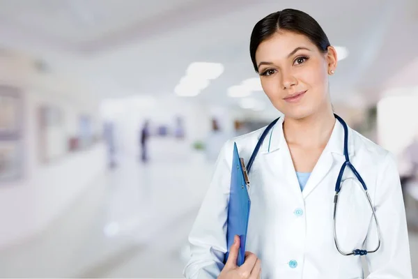 Jovem médica atraente — Fotografia de Stock