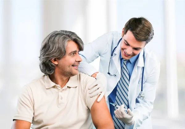 Médecin faisant la vaccination au patient — Photo