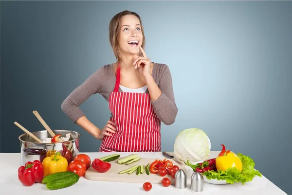 Hermosa mujer con verduras frescas — Foto de Stock