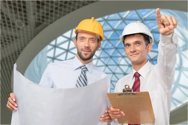 Portret van twee ingenieurs met plan — Stockfoto