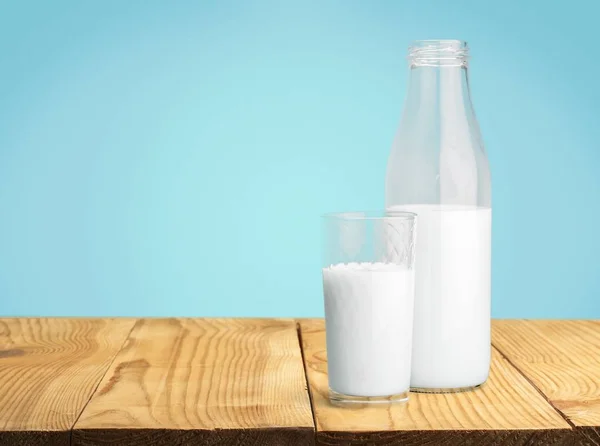 Glas Milch und Flasche — Stockfoto