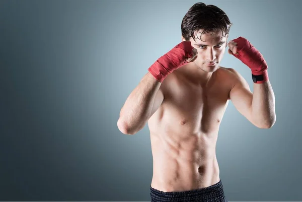 Retrato de un hombre guapo boxeando —  Fotos de Stock