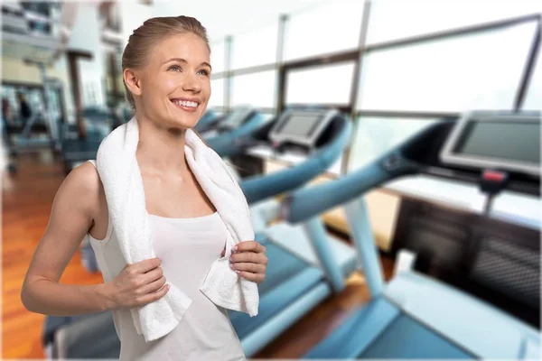 Mujer joven en el interior del gimnasio borrosa —  Fotos de Stock