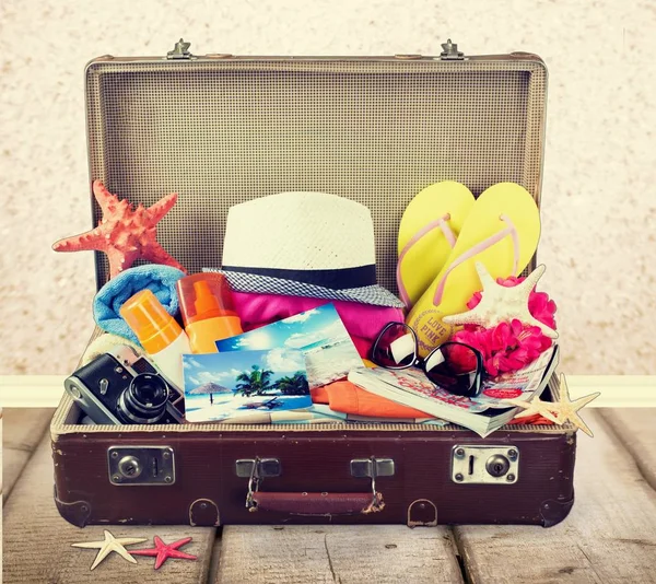 Retro zavazadlo s barevné oblečení — Stock fotografie