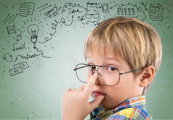 Gözlüklü şirin genç çocuk