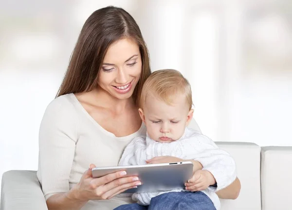 Mãe e bebê com tablet pc — Fotografia de Stock